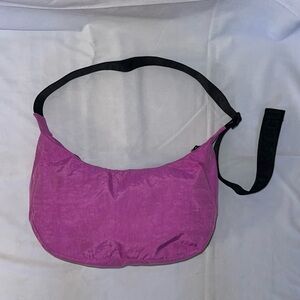 Baggu medium crescent bag in pink nylon